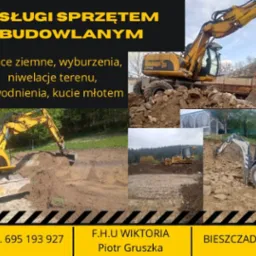 Kompozycja zdjęć przedstawiających różne etapy prac ziemnych i budowlanych z użyciem ciężkiego sprzętu: koparki, spychacza. W tle krajobraz Bieszczad. Na górze napis USŁUGI SPRZĘTEM BUDOWLANYM...