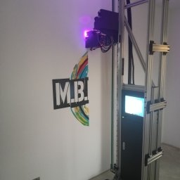 M.B.PROJECT - Automat do malowania ścian z laserowym wskaźnikiem celującym w ścianę z logo M.B.