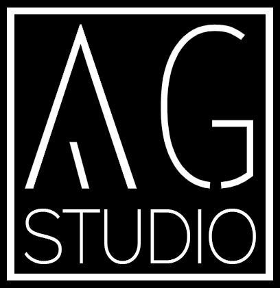Minimalistyczne logo AG Studio w bieli na czarnym tle, przedstawiające stylizowaną literę A i G połączone w jedną formę, z napisem STUDIO poniżej.