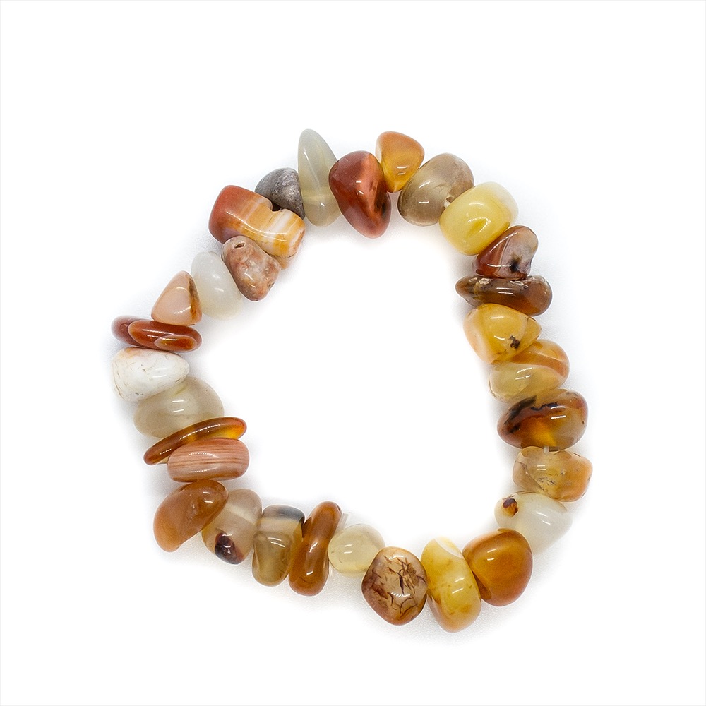 Bransoletka z polerowanych kamieni agatu w odcieniach brązu, beżu i żółci na białym tle, ułożona w kształt otwartego okręgu.