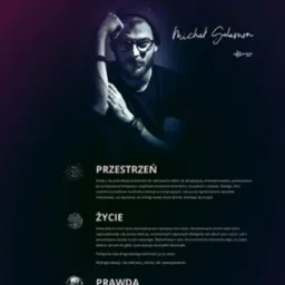 Strona internetowa artysty muzyka Michała Salamona, z jego portretem w czapce i okularach, oraz sekcjami poświęconymi jego muzyce, koncertom i wideo, utrzymana w ciemnej kolorystyce z fioletowymi...