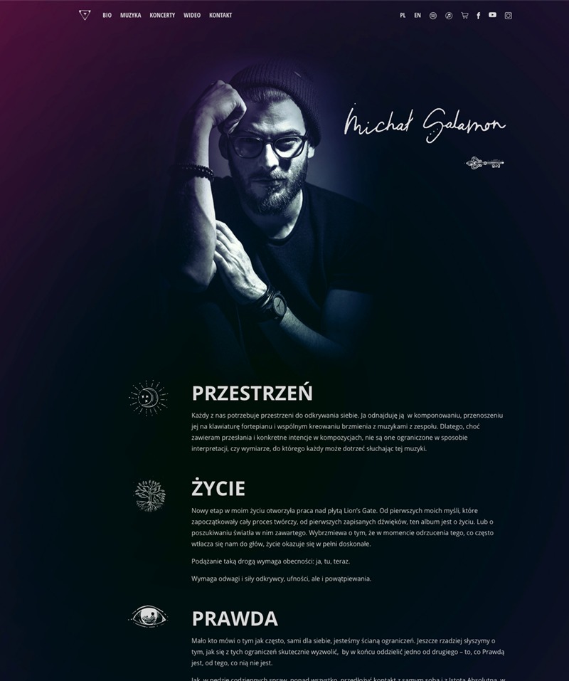 Strona internetowa artysty muzyka Michała Salamona, z jego portretem w czapce i okularach, oraz sekcjami poświęconymi jego muzyce, koncertom i wideo, utrzymana w ciemnej kolorystyce z fioletowymi...