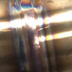 Jakość spoin to priorytet na zdjęciu rurociąg spożywczy oraz spoina przed czyszczeniem.  