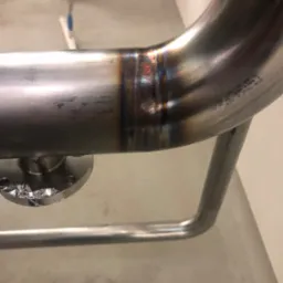 Montaż oraz spawanie trójnika z flansza na rurociągu spożywczym . Budowa w Danii