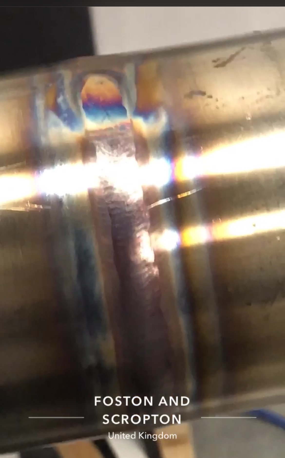 Jakość spoin to priorytet na zdjęciu rurociąg spożywczy oraz spoina przed czyszczeniem.