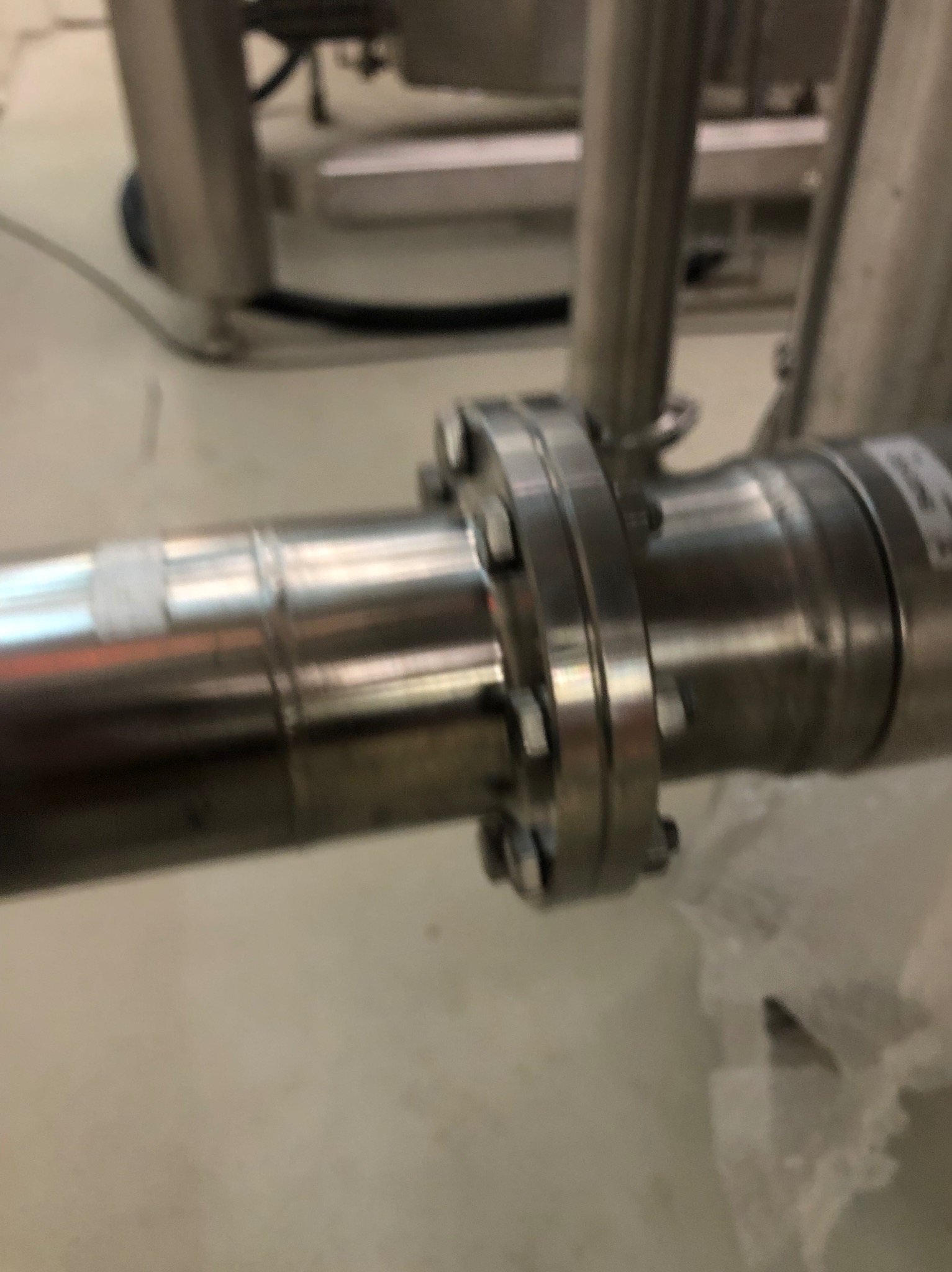 Montaż oraz spawanie flansz na rurociągu spożywczym. Budowa w Danii