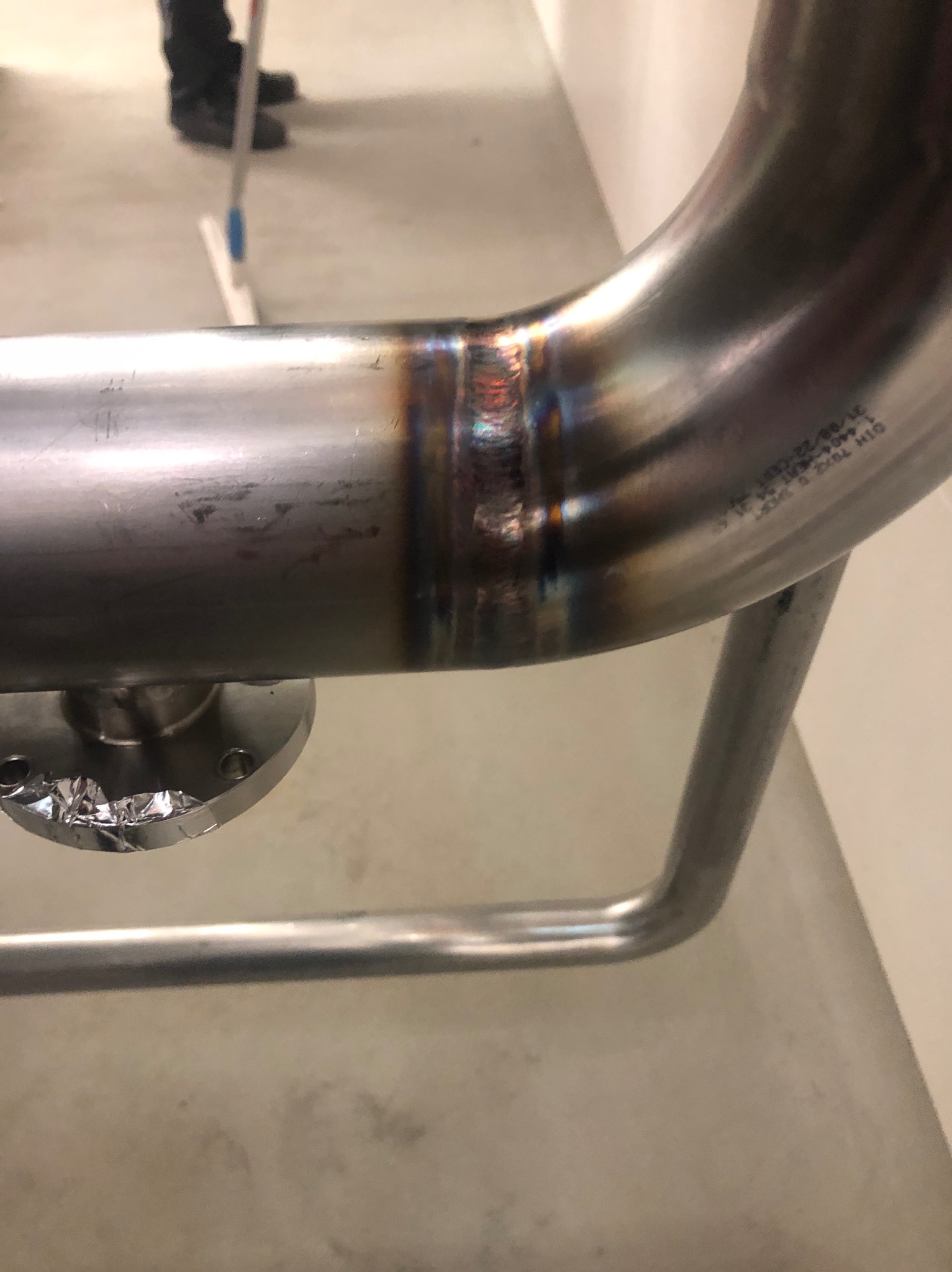 Montaż oraz spawanie trójnika z flansza na rurociągu spożywczym . Budowa w Danii