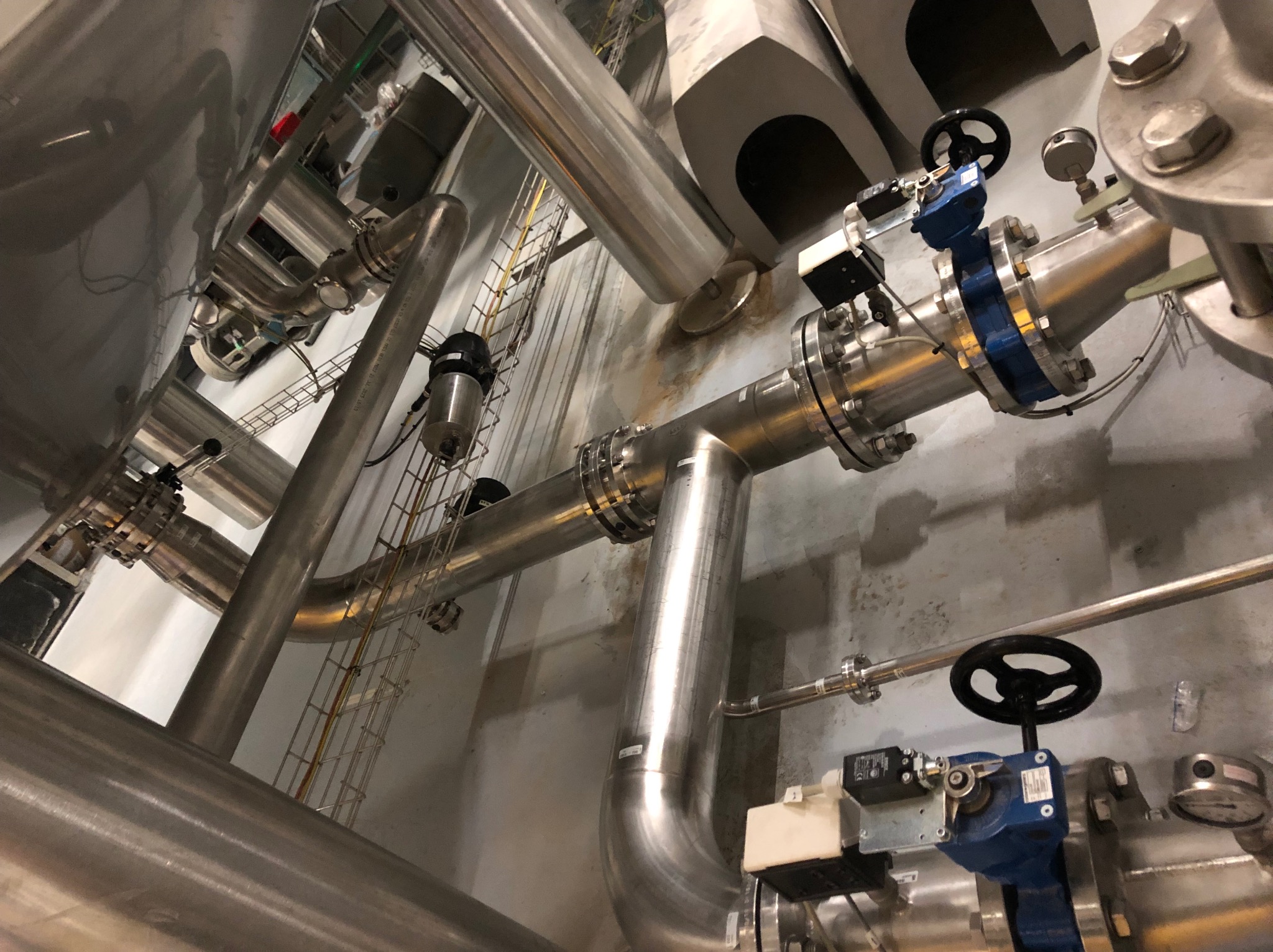 Montaż redukcji montaż flansz montaż zaworów na rurociągu dn 150 budowa w Danii