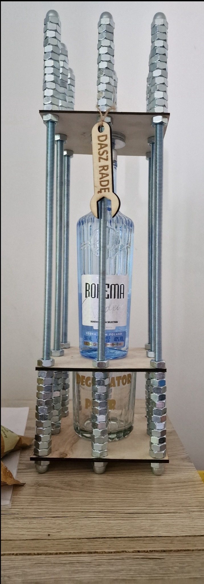 klatka + stylowa szklanka z własnym grawerem + kluczyk z napisem 'DASZ RADĘ' 100zł/szt nie zawiera alkocholu