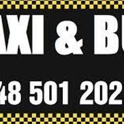 OTO TAXI & BUS ZAKOAPNE - Czarno-biały szyld reklamowy z napisem 'TAXI & BUS' oraz numerem telefonu +48 501 202 999, otoczony wzorem szachownicy w kolorze żółto-czarnym.