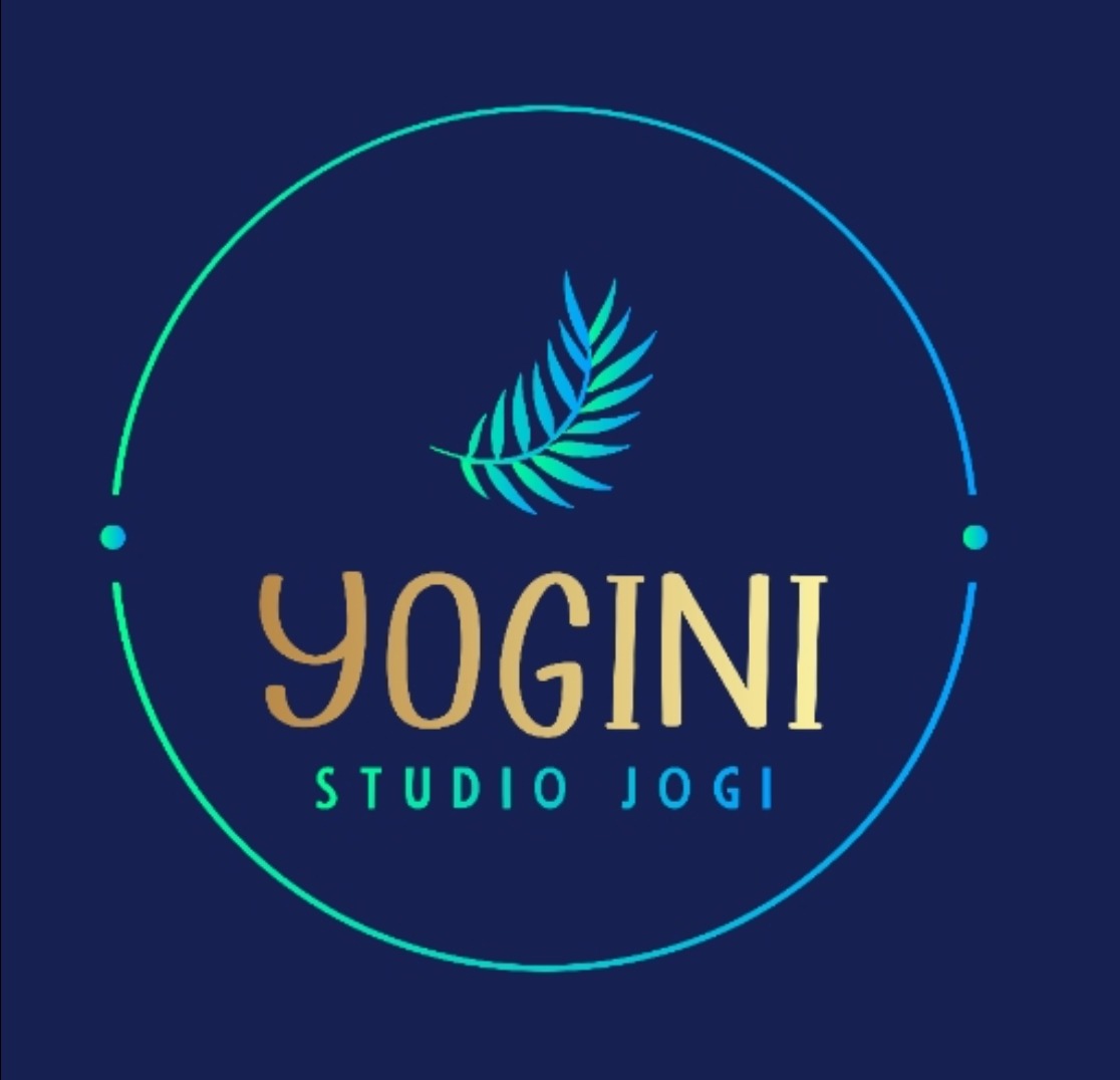 Logo studia jogi 'Yogini' z turkusową gałązką i okręgiem na granatowym tle.