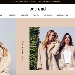 Marcel Per - Baner reklamowy sklepu internetowego z modelkami prezentującymi nową kolekcję ubrań w odcieniach beżu i bieli na tle zieleni.