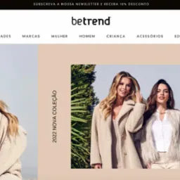 Baner reklamowy sklepu internetowego z modelkami prezentującymi nową kolekcję ubrań w odcieniach beżu i bieli na tle zieleni.