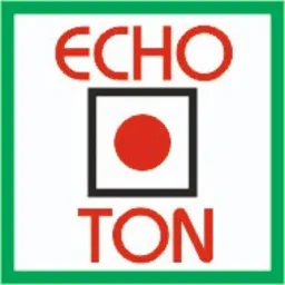 Grafika z logo firmy ECHOTON. Czerwone koło w czarnym kwadracie, otoczone zieloną ramką. Napis ECHOTON w kolorze czerwonym, umieszczony nad i pod kwadratem.
