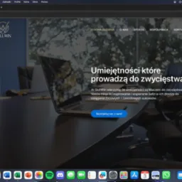Ekran laptopa wyświetlający stronę internetową SkillWin z hasłem 'Umiejętności które prowadzą do zwycięstwa!', widoczne logo firmy i menu nawigacyjne, w tle eleganckie biuro z krzesłami.