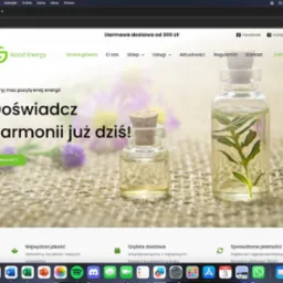 Zrzut ekranu strony internetowej sklepu 'Good Energy' z minimalistycznym designem, prezentującego dwie szklane buteleczki z naturalnymi olejkami na tle rozmytych kwiatów i jutowej tkaniny.