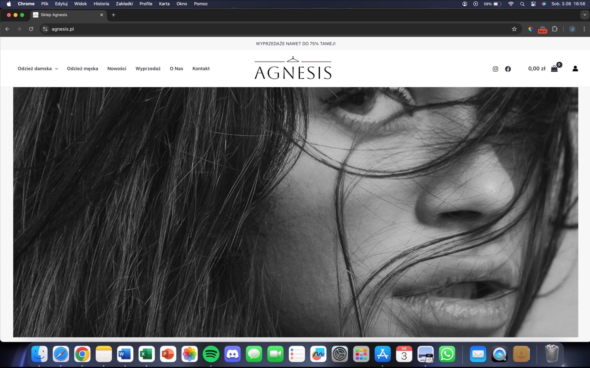 Czarno-białe zbliżenie twarzy kobiety na stronie sklepu internetowego Agnesis, z widocznym menu nawigacyjnym i informacją o wyprzedażach.