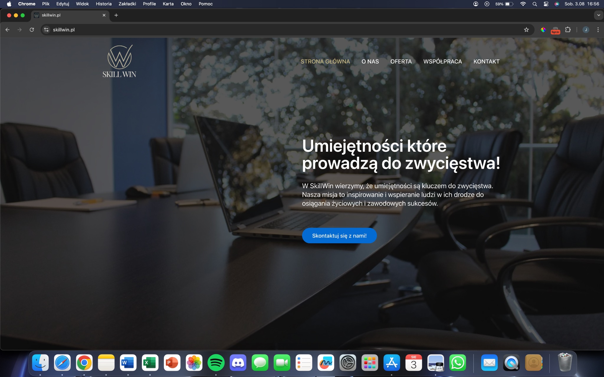 Ekran laptopa wyświetlający stronę internetową SkillWin z hasłem 'Umiejętności które prowadzą do zwycięstwa!', widoczne logo firmy i menu nawigacyjne, w tle eleganckie biuro z krzesłami.