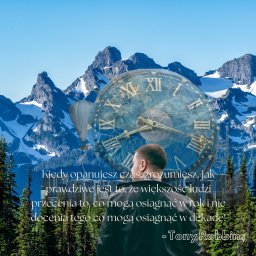 Sebastian Kołuda - Samurai Service - Inspirująca grafika z mężczyzną, zegarem, górami i balonem, opatrzona motywacyjnym cytatem Tony'ego Robbinsa o docenianiu potencjału w dłuższej perspektywie.