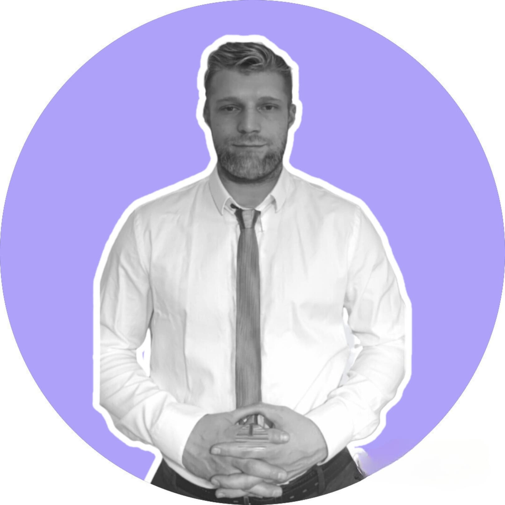 Mężczyzna w białej koszuli i krawacie, z brodą, na fioletowym tle w kształcie okręgu. Ręce złożone na wysokości brzucha. Portret w odcieniach szarości.