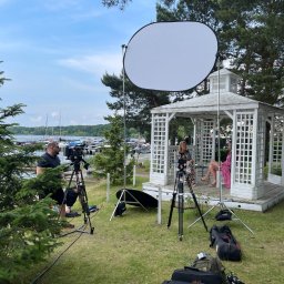 Realizowaliśmy 30 minutowy podcast w plenerze na 3 kamery. Udało nam się zminimalizować drastyczne zmiany ekspozycji dzięki czemu proces postprodukcji przebiegł dużo sprawniej.