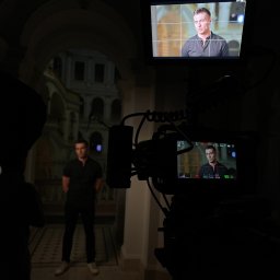 Proste wywiady/wypowiedzi do kamery - często pomimo małych budżetów, jesteśmy w stanie uzyskać fajny efekt. 