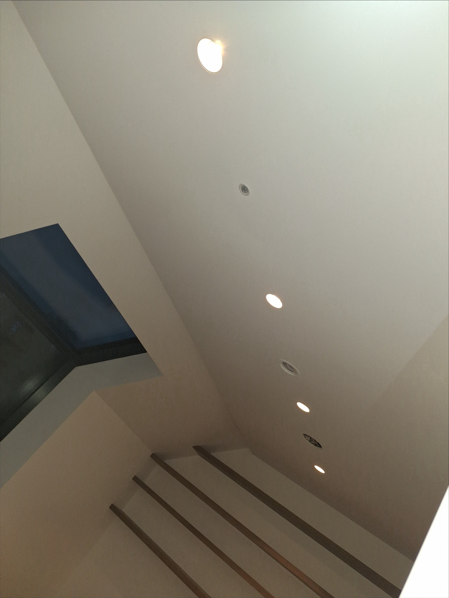 Wykonanie oświetlenia w suficie