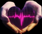 Dłonie trzymające fioletowe serce z różowym zapisem EKG na czarnym tle.