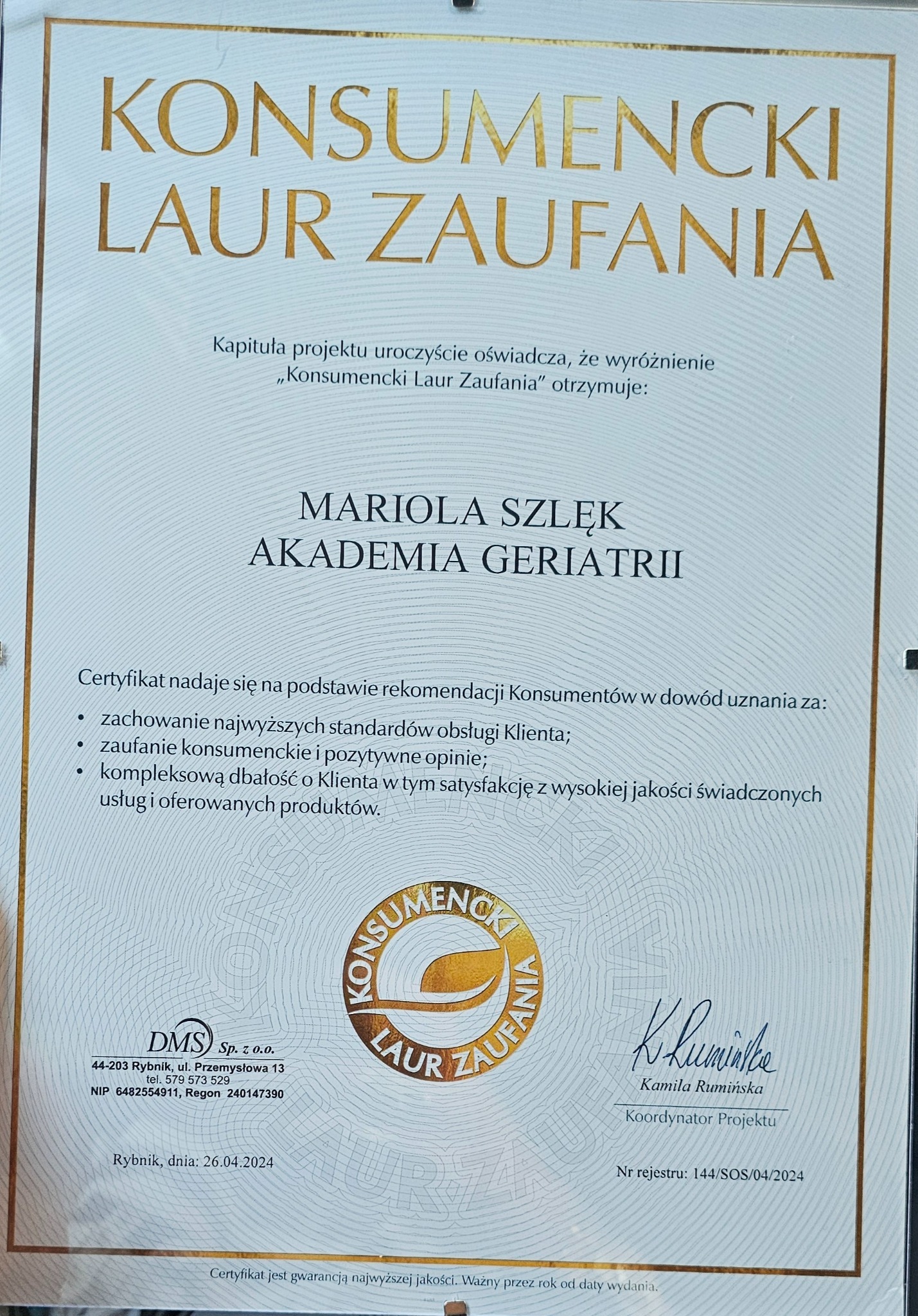 Certyfikat Konsumencki Laur Zaufania dla Marioli Szlęk Akademii Geriatrii, przyznany za rekomendacje konsumentów, wysokie standardy obsługi klienta, zaufanie i kompleksową dbałość, z datą wydania...