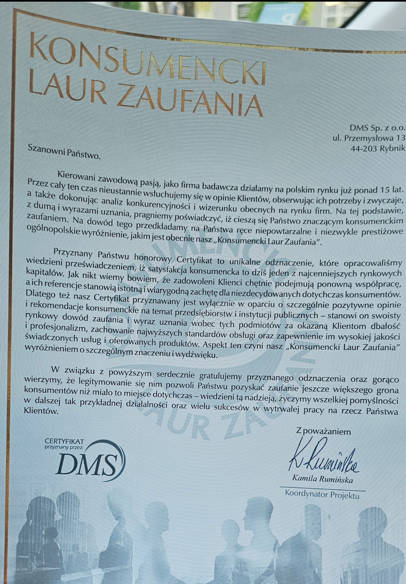 Certyfikat 'Konsumencki Laur Zaufania' firmy DMS, z tekstem gratulacyjnym i podpisem koordynatora projektu, skierowany do firmy, która cieszy się zaufaniem konsumentów, z adresowymi danymi firmy...