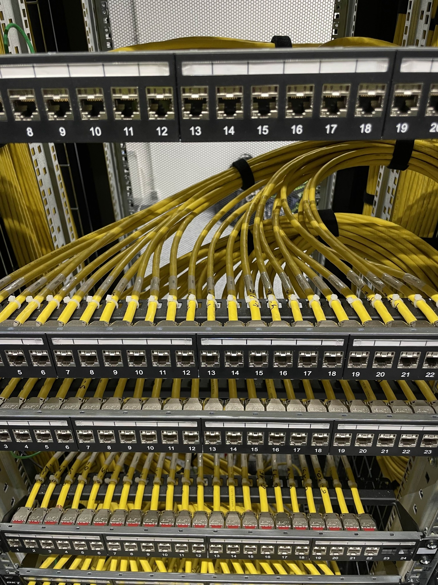 Prefabrykacja szaf rackowych.