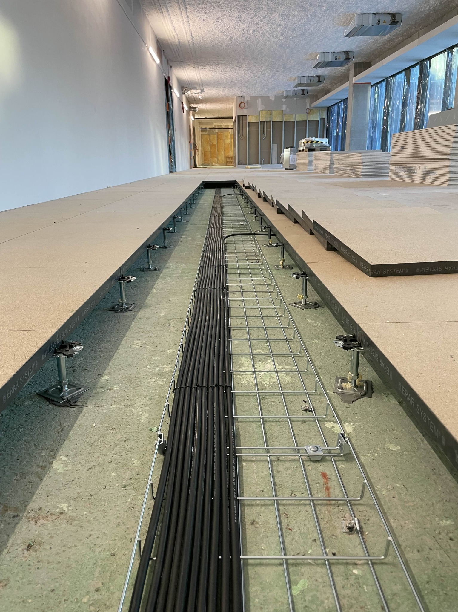 Kompleksowe wykonywanie instalacji w biurowcach.