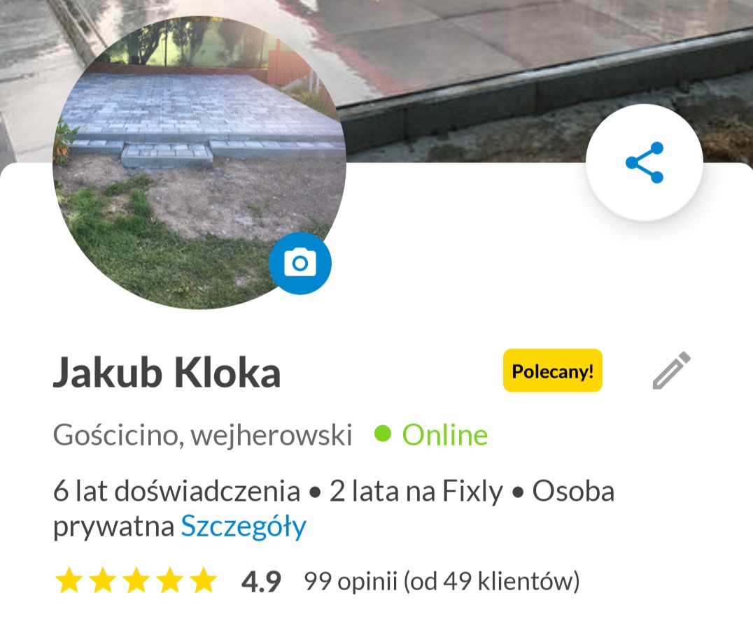 Zdjęcie profilowe firmy Jakub Kloka prezentujące fragment ułożonej szarej kostki brukowej z niskim stopniem, widoczne trawnik i zieleń w tle.