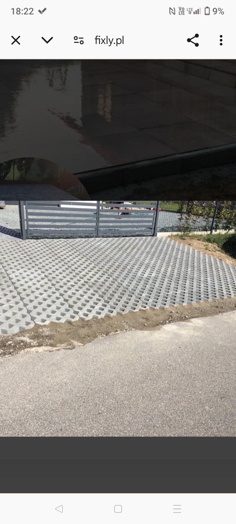 Szara ażurowa kostka betonowa ułożona na podjeździe, widoczna brama wjazdowa i fragment ogrodzenia, częściowo podsypana piaskiem.