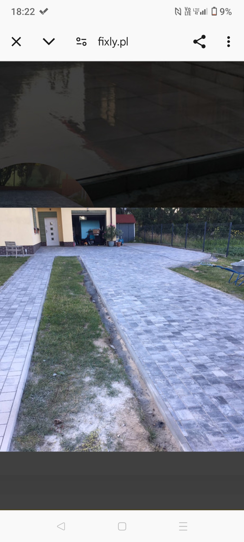 Ułożona szara kostka brukowa tworząca podjazd do garażu i chodnik, oddzielona pasem ziemi z resztkami trawy od domu z beżową elewacją i białymi drzwiami.