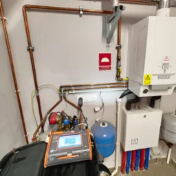 Pomiary elektryczne w zakładzie.