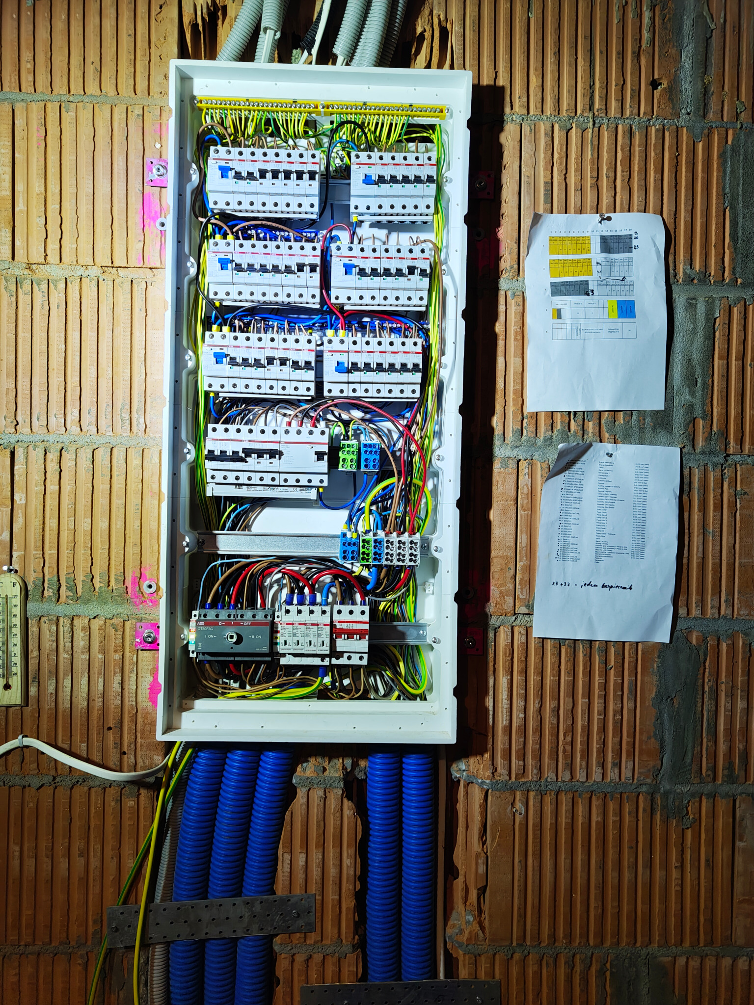 Montaż rozdzielnicy 6x18 w domu jednorodzinnym.