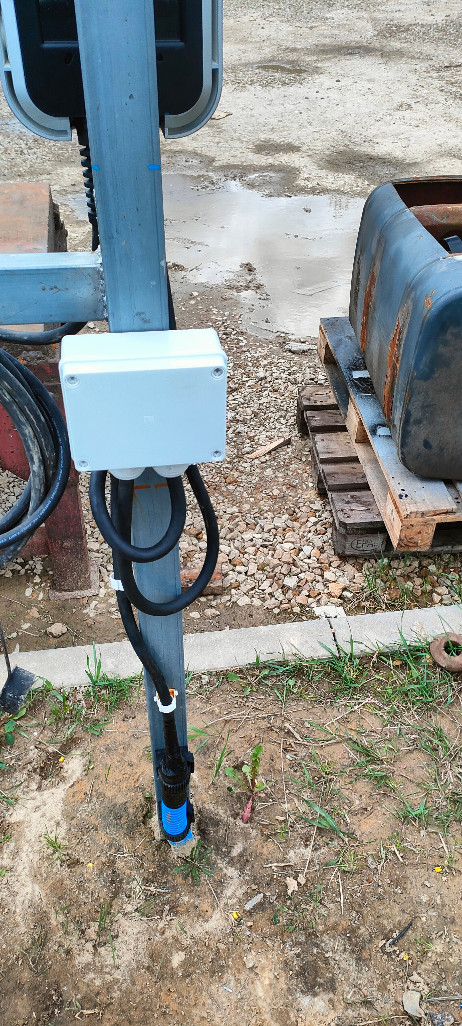 Podłączenie ładowarki samochodowej.