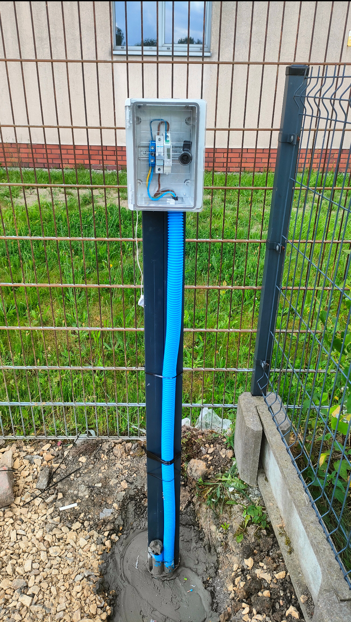 Wykonanie rozdzielnicy hermetycznej 1F z podlicznikiem i zabezpieczeniem nadprądowym.