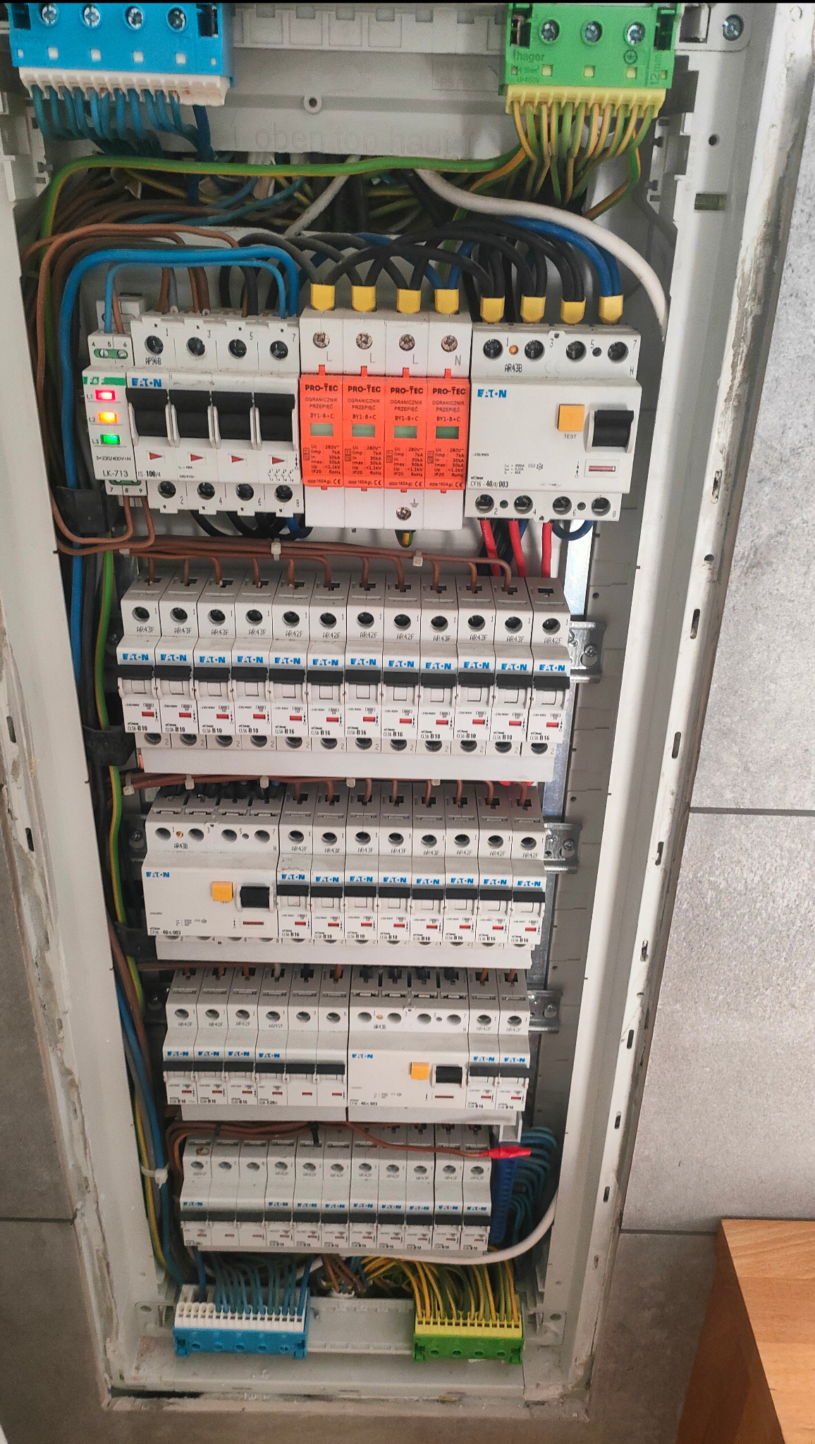 Montaż rozdzielnicy w domu jednorodzinnym.