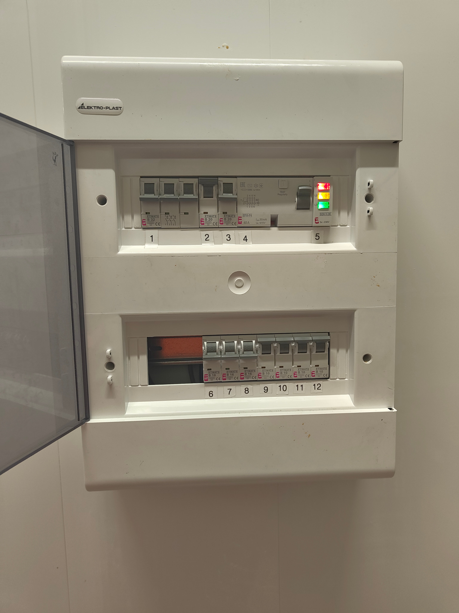 Montaż rozdzielnicy w lokalu usługowym.