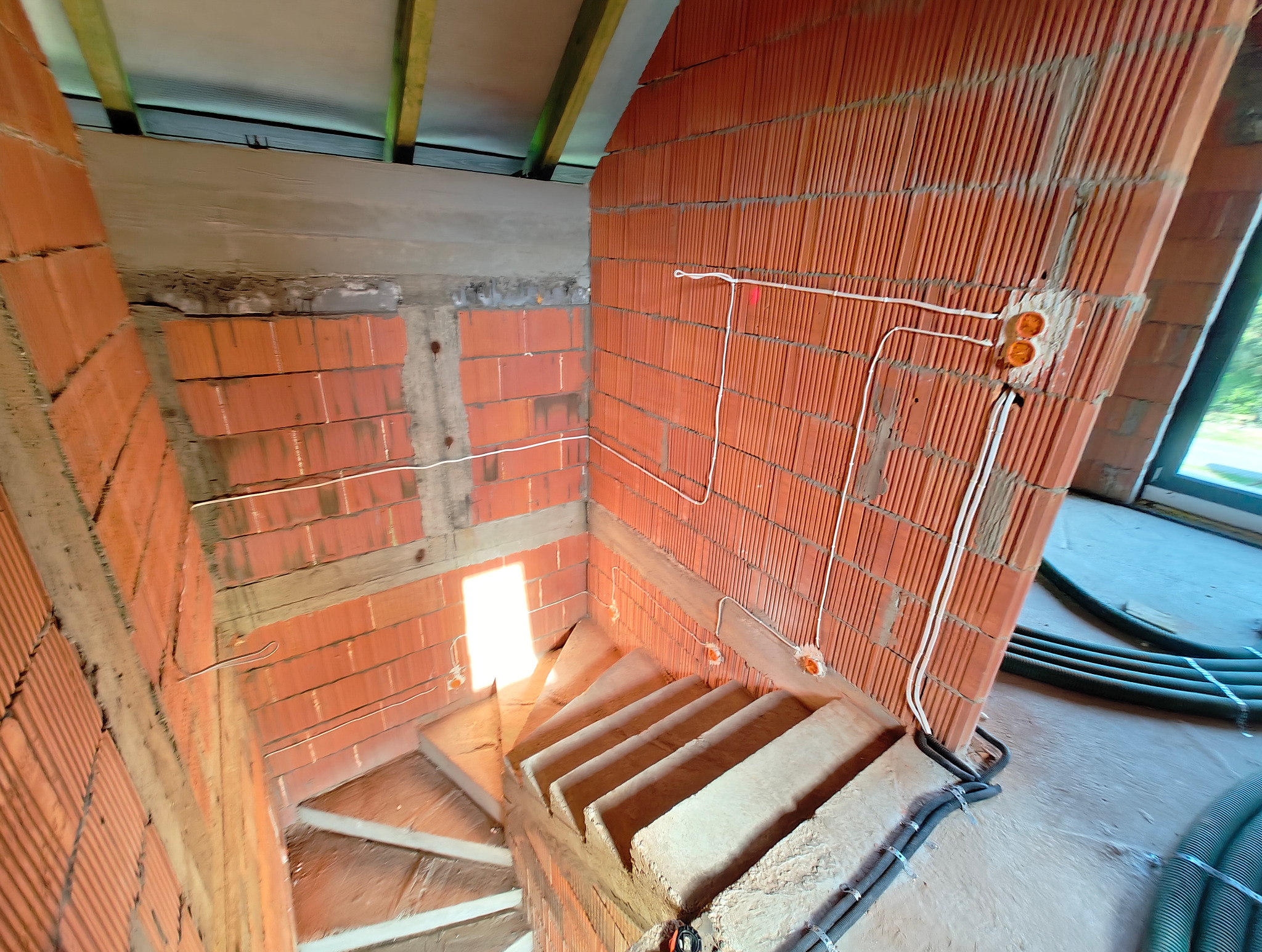 Montaż instalacji elektrycznej w domu jednorodzinnym.