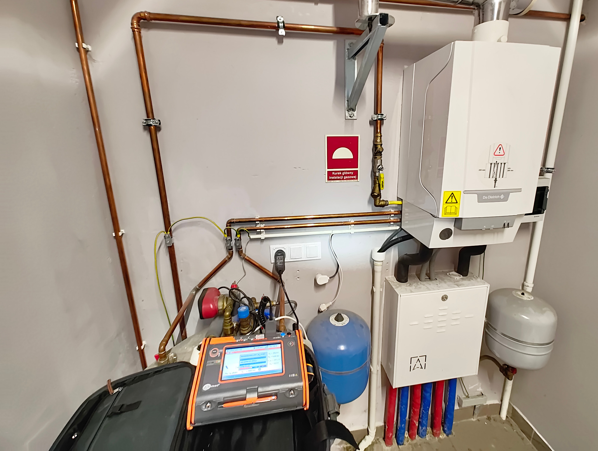 Pomiary elektryczne w zakładzie.