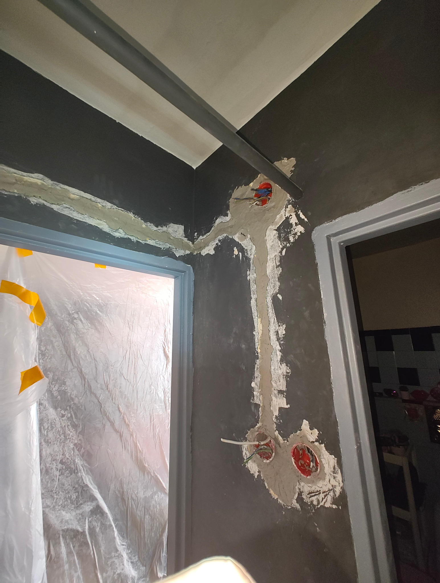 Naprawa awarii wraz z wykonaniem nowego obwodu dla zasilania łazienki w mieszkaniu.