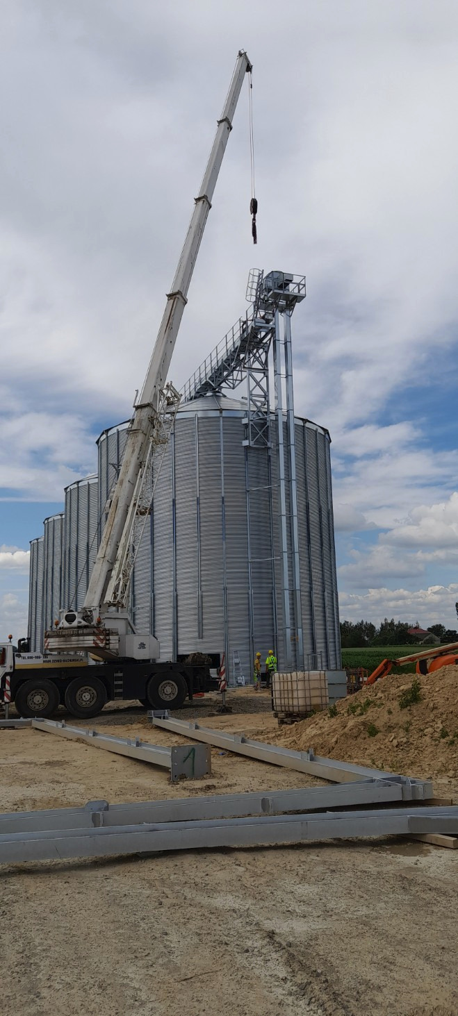 Montaż przenośników łańcuchowych i podnośnika kubełkowego