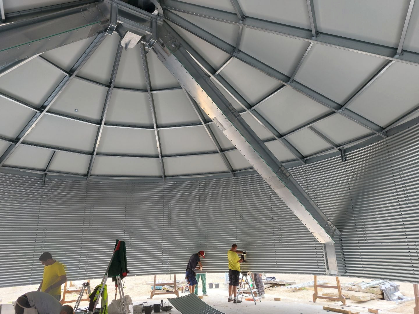 Montaż silosu z zasypem kaskadowym i wysypem bocznym grawitacyjnym