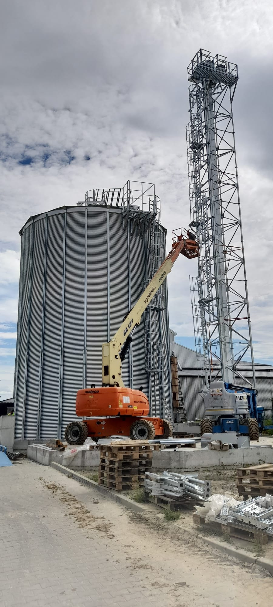 Montaż wieży wsporczej dla podnośnika kubełkowego w Markowej