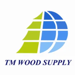 Graficzne logo TM WOOD SUPPLY: stylizowana półkula w odcieniach zieleni i błękitu, imitująca globus, symbolizująca globalny zasięg dostaw drewna.