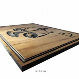 Drewniana płaskorzeźba przedstawiająca znak zodiaku Waga, z głębokimi, precyzyjnymi wycięciami i wyraźnym rysunkiem drewna, sfotografowana pod kątem, ukazując grubość deski.