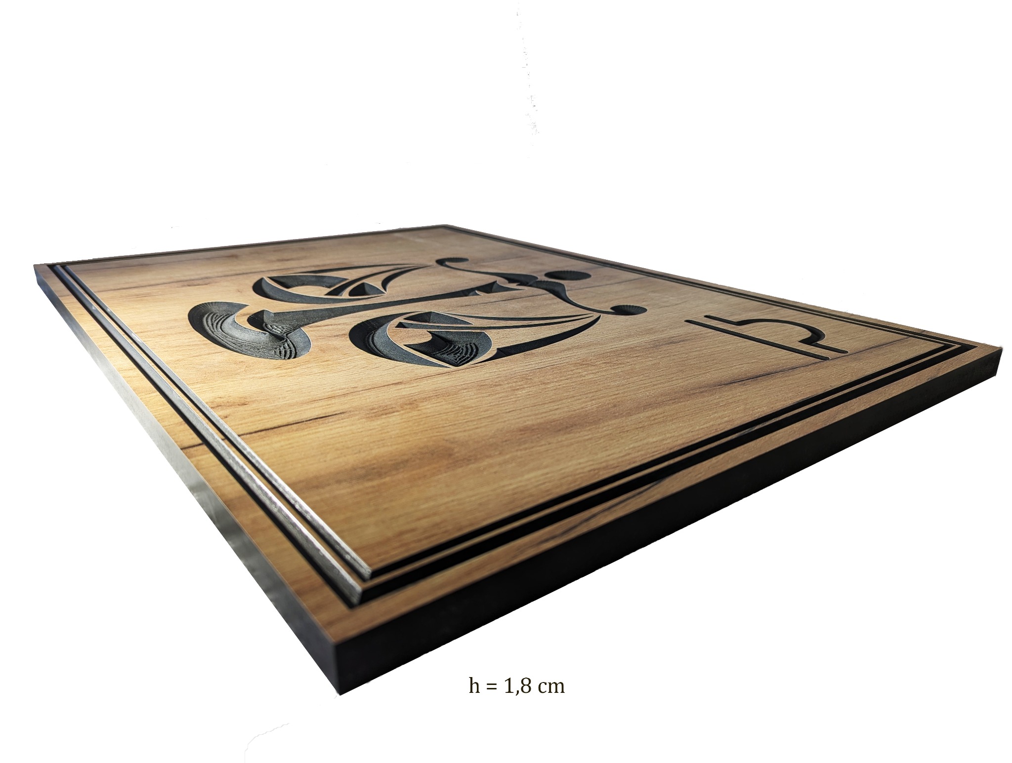 Drewniana płaskorzeźba przedstawiająca znak zodiaku Waga, z głębokimi, precyzyjnymi wycięciami i wyraźnym rysunkiem drewna, sfotografowana pod kątem, ukazując grubość deski.